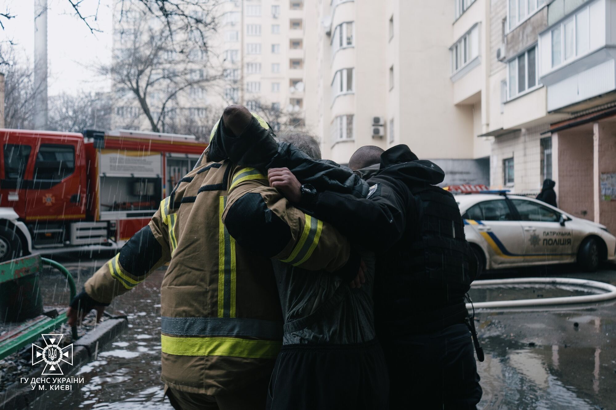 В Киеве патрульные и бойцы ГСЧС во время пожара спасли пенсионера. Видео
