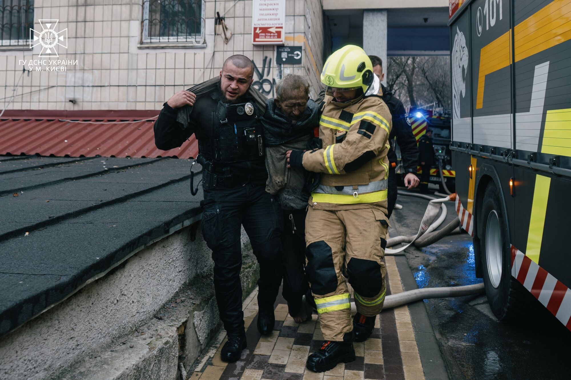 В Киеве патрульные и бойцы ГСЧС во время пожара спасли пенсионера. Видео