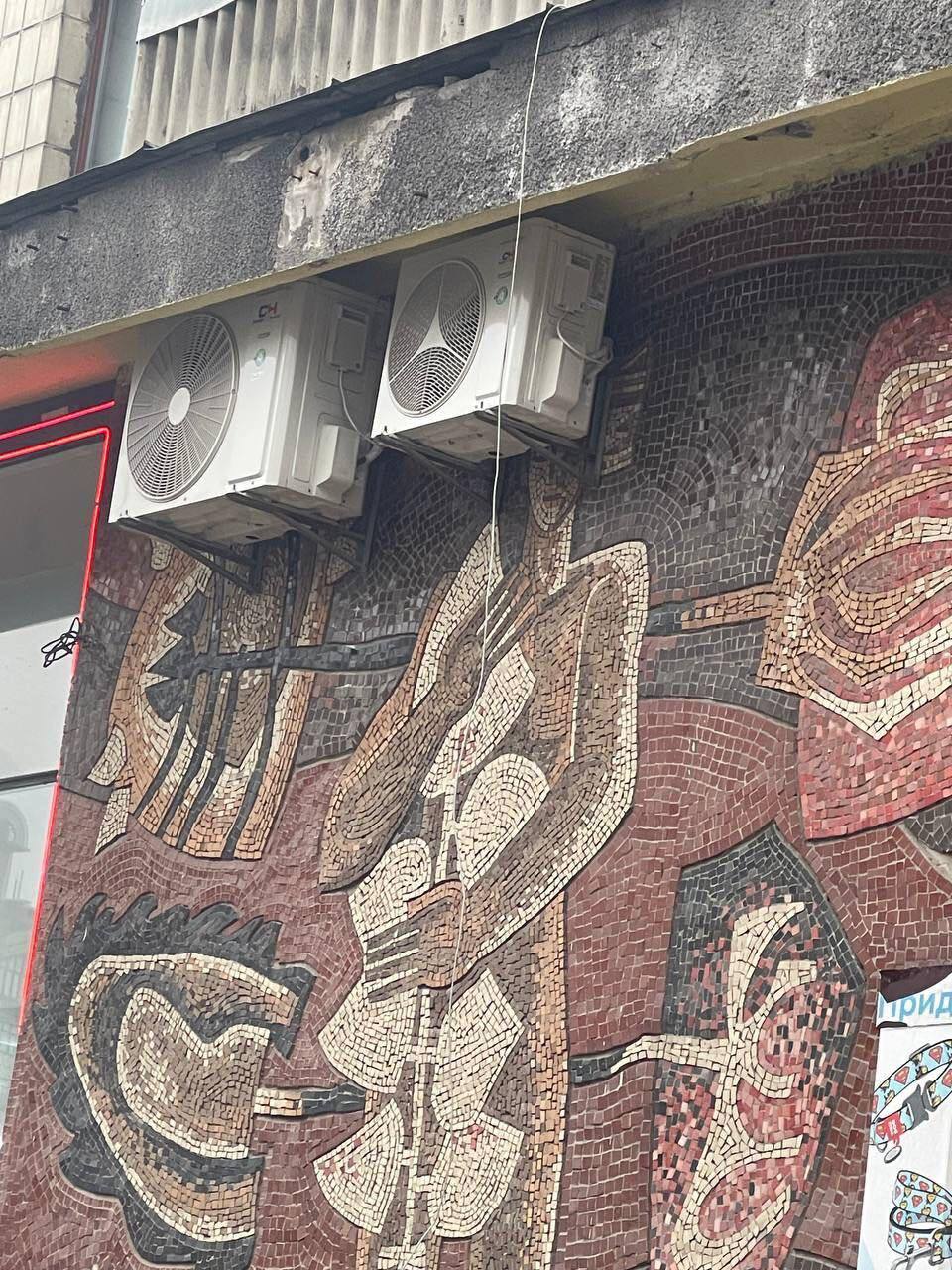 У Києві пошкодили мозаїчне панно відомих українських художників: у КМДА вже відреагували. Фото