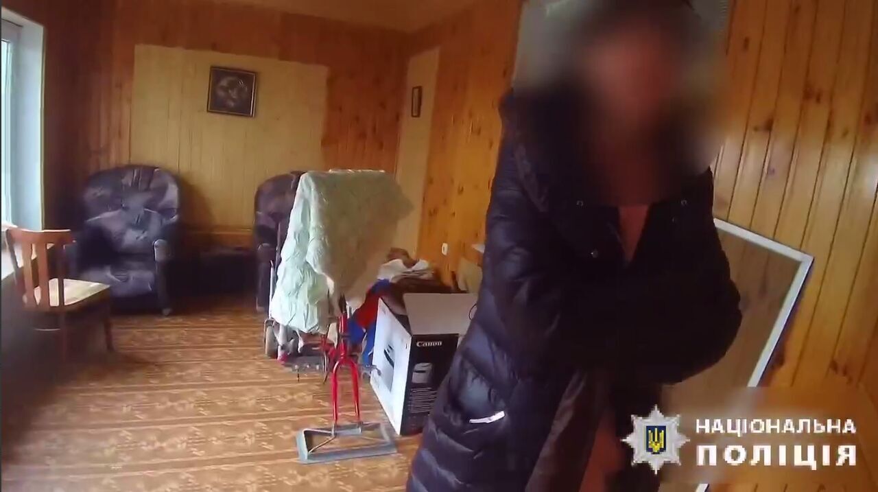 Була налякана та кликала маму: на Київщині поліцейські допомогли 3-річній дівчинці, яка зачинилась у будинку. Відео