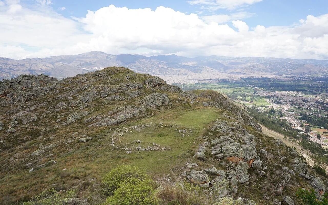 Може бути старша за Стоунхенж: вчені виявили загадкову кам'яну площу в Перу. Фото 
