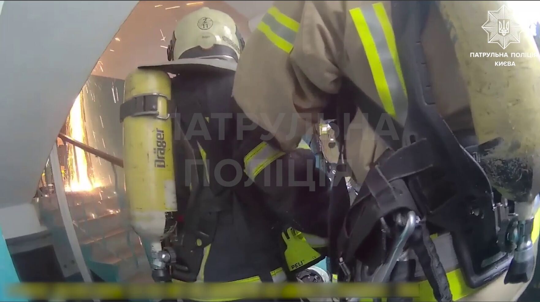 У Києві патрульні та бійці ДСНС під час пожежі врятували пенсіонера. Відео