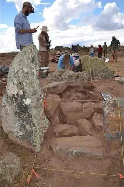 Может быть старше Стоунхенжа: ученые обнаружили загадочную каменную площадь в Перу. Фото