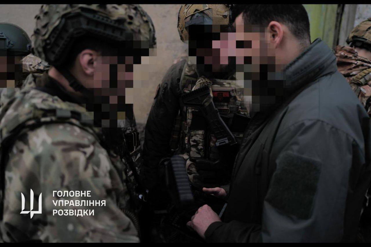 Обеспечивали эвакуационный коридор: в ГУР показали работу спецназовцев в Авдеевке. Фото
