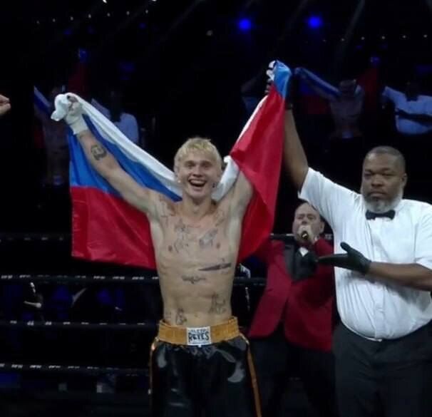 Блогер-боксер, певший гимн Украины, выиграл бой нокаутом и исполнил гимн России. Видео