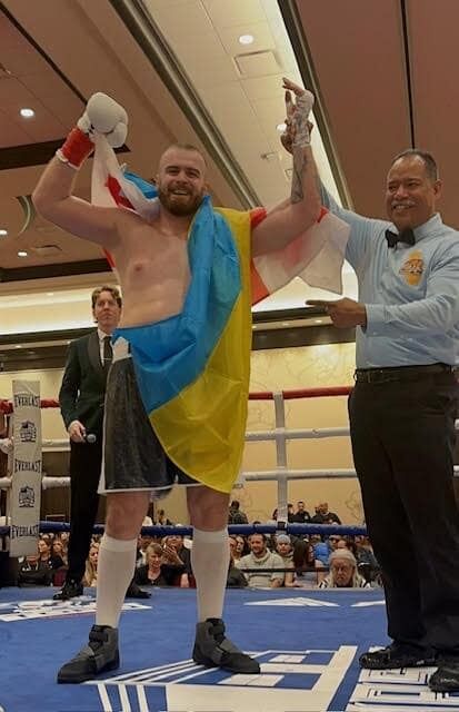 Непобедимый украинский супертяж выиграл бой нокаутом в первом же раунде. Видео