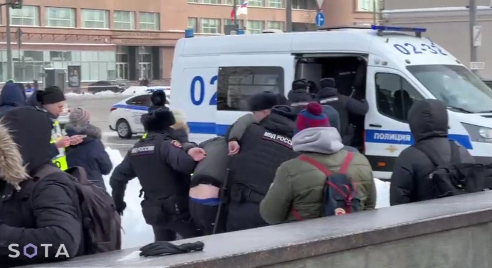 Соратники Навального подтвердили его смерть: в России начались задержания участников памятных акций. Фото и видео