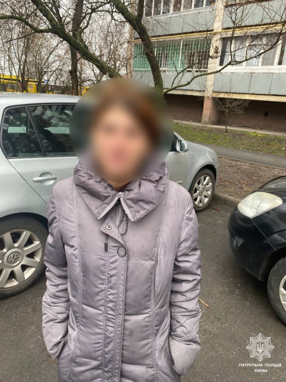 У Києві оперативно затримали трьох жінок, які пограбували дівчину на Оболоні. Фото і подробиці