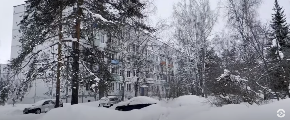 ЗМІ показали будинок, в якому живуть батьки і брат Сирського в Росії: сусіди розповіли про них. Відео 