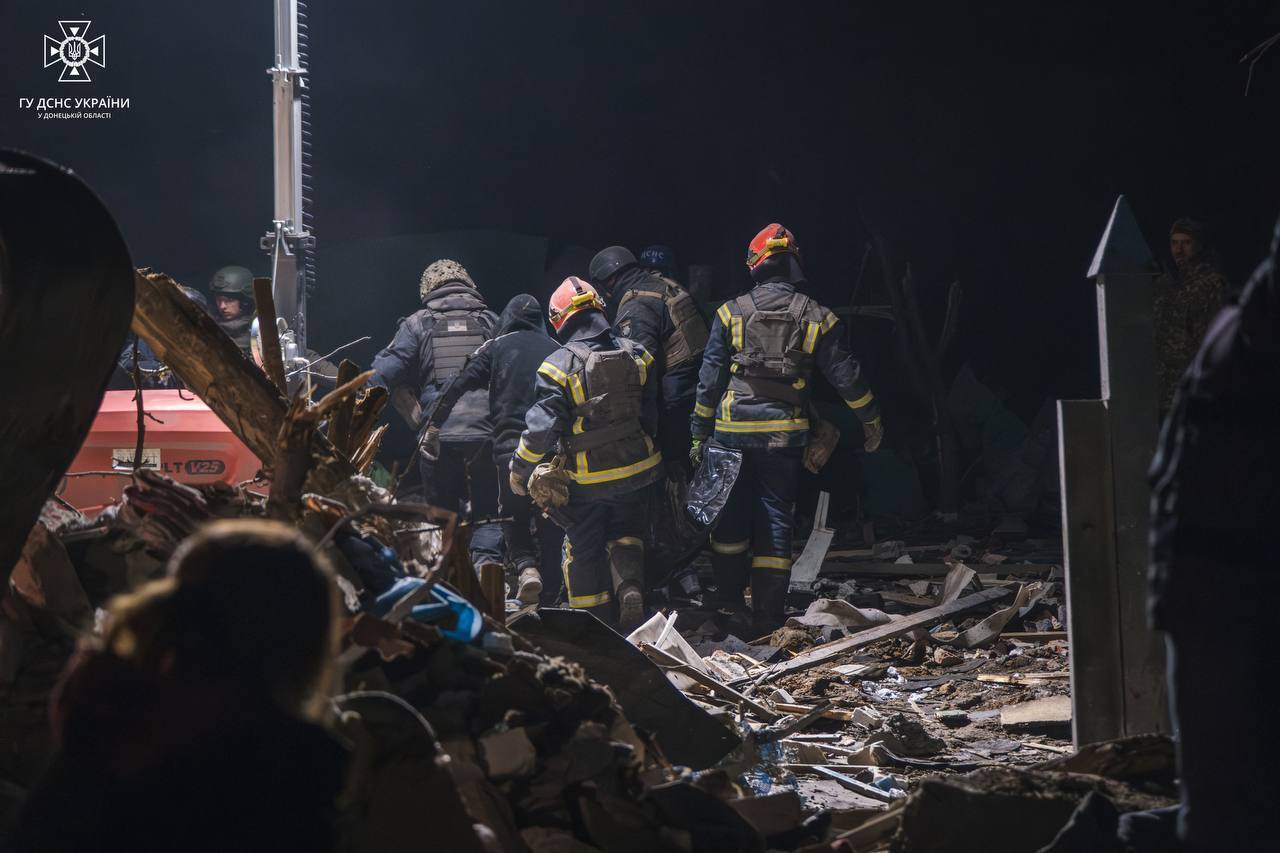 У Краматорську та Слов'янську всю ніч розбирали завали після ударів армії РФ: є загиблі. Фото
