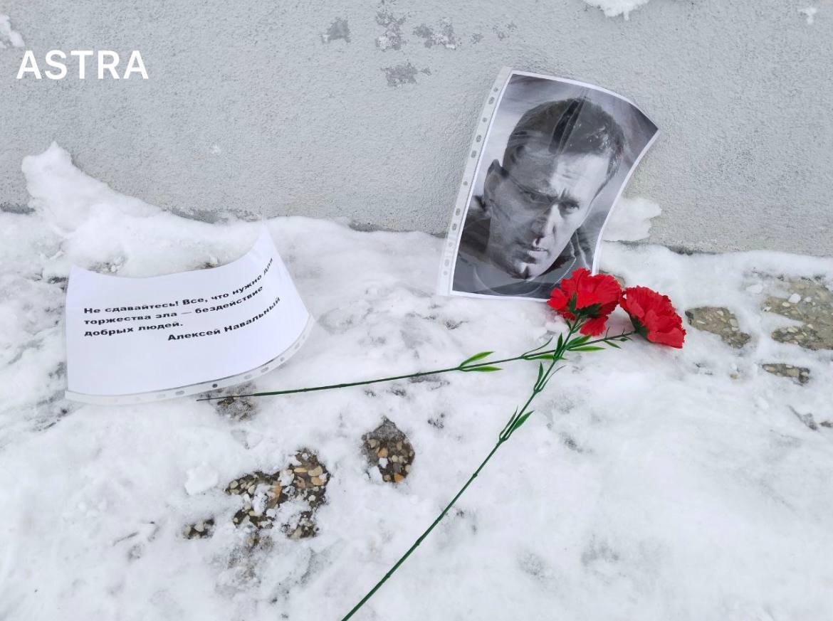У Росії близько 300 людей вийшли покласти квіти в пам'ять про Навального: їх затримала поліція. Фото і відео
