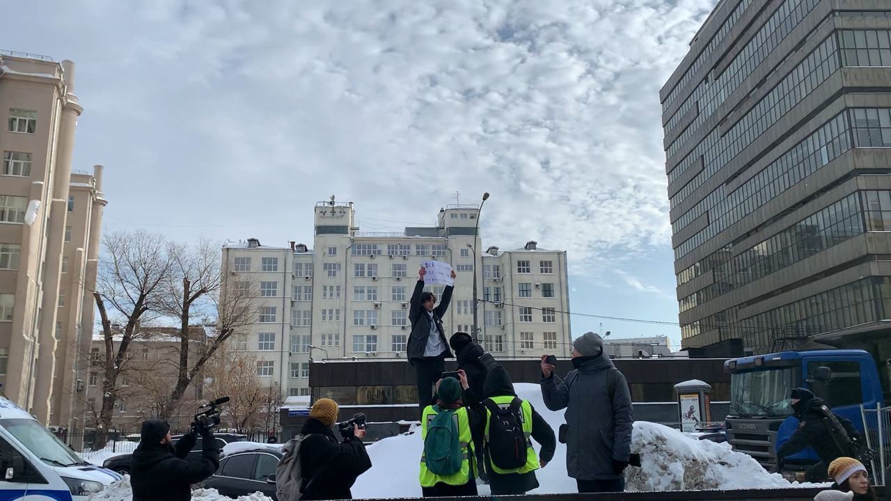 У Росії близько 300 людей вийшли покласти квіти в пам'ять про Навального: їх затримала поліція. Фото і відео
