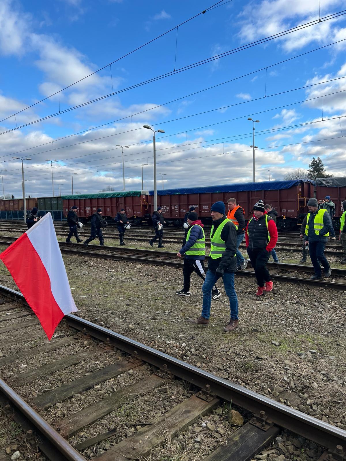 "Валіть додому, невдячні с#чі діти": поляки блокували залізничні перевезення української агропродукції. Фото і відео

 