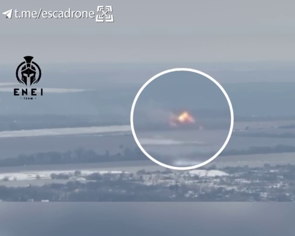 Українські дрони, об’єднавшись, знищили ворожий бронетранспорт. Відео