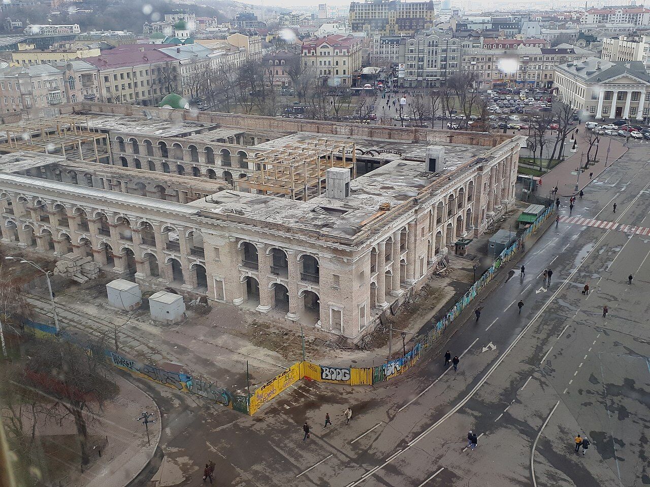 Запущенный и заброшенный: как выглядело "старое" здание Гостиного двора в 1976 году. Уникальное фото