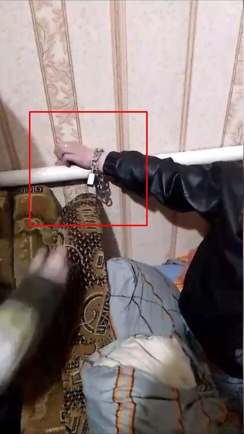 На Київщині чоловік прикував співмешканку до труби та пішов з будинку: просиділа так близько 4-х годин. Фото і відео