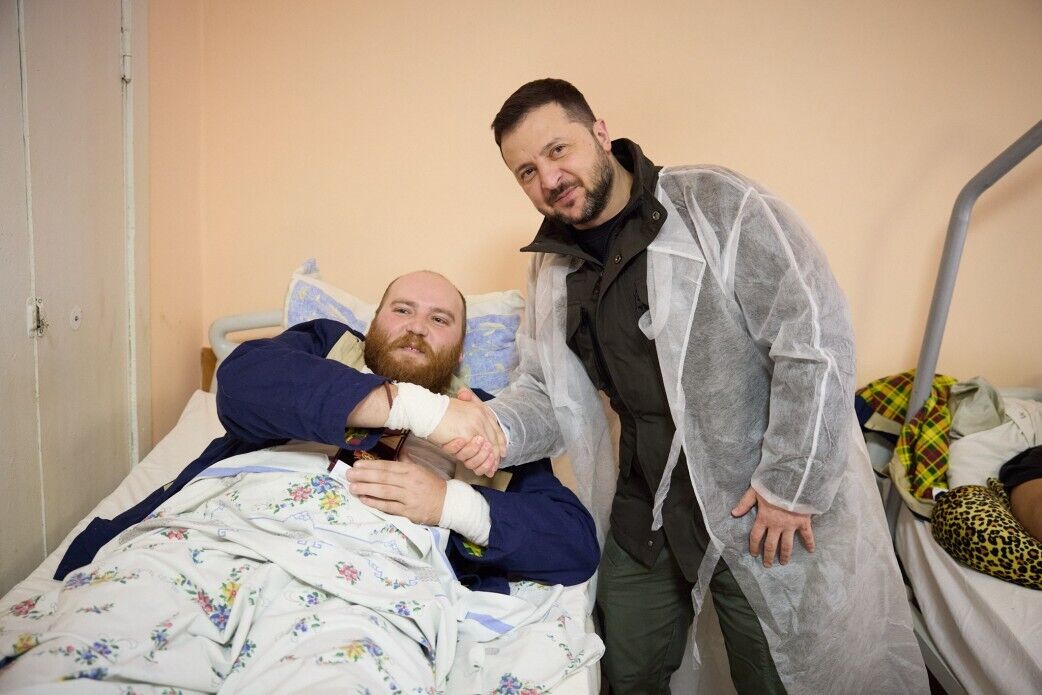 "Я желаю вам здоровья и победы": Зеленский посетил в Харькове раненых украинских защитников. Фото и видео