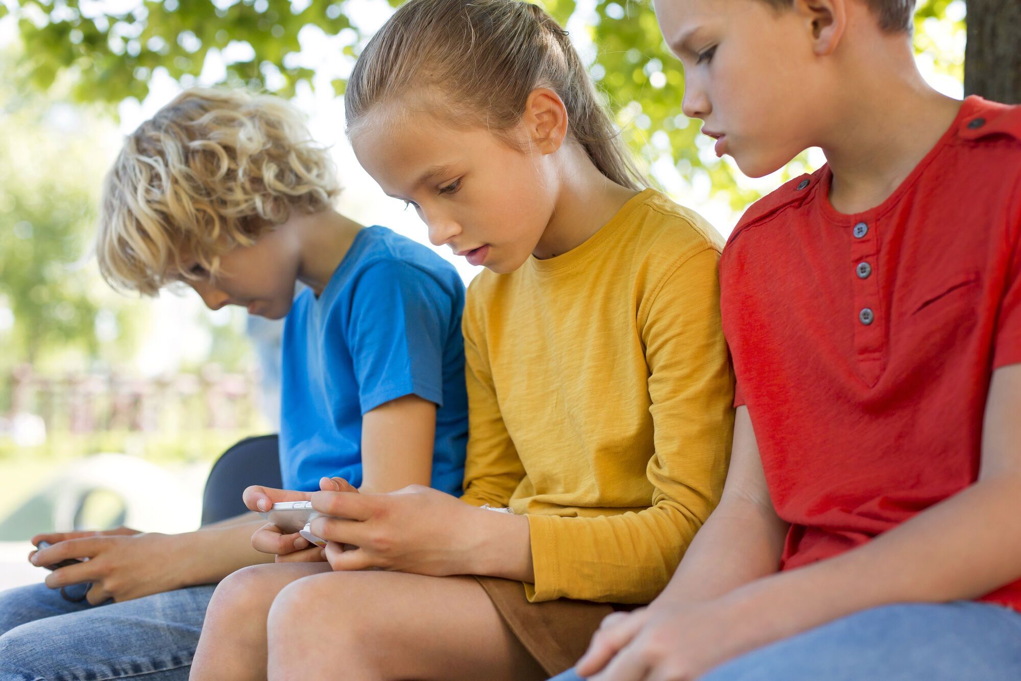 У школах Англії повністю заборонять мобільні телефони: міністри погодили план і вже дають вказівки директорам