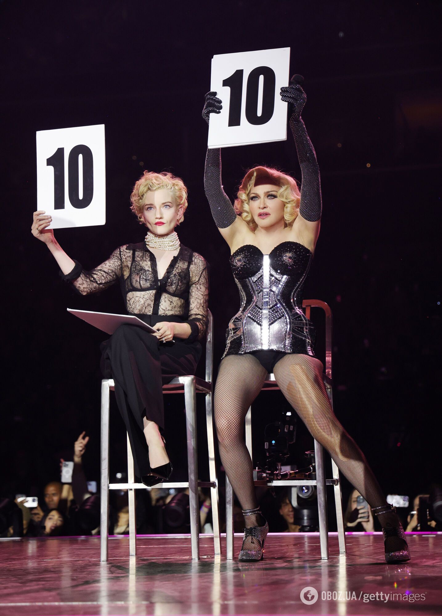 Мадонну уронили на сцене во время концерта в Сиэтле: певица эффектно "выкрутилась". Видео