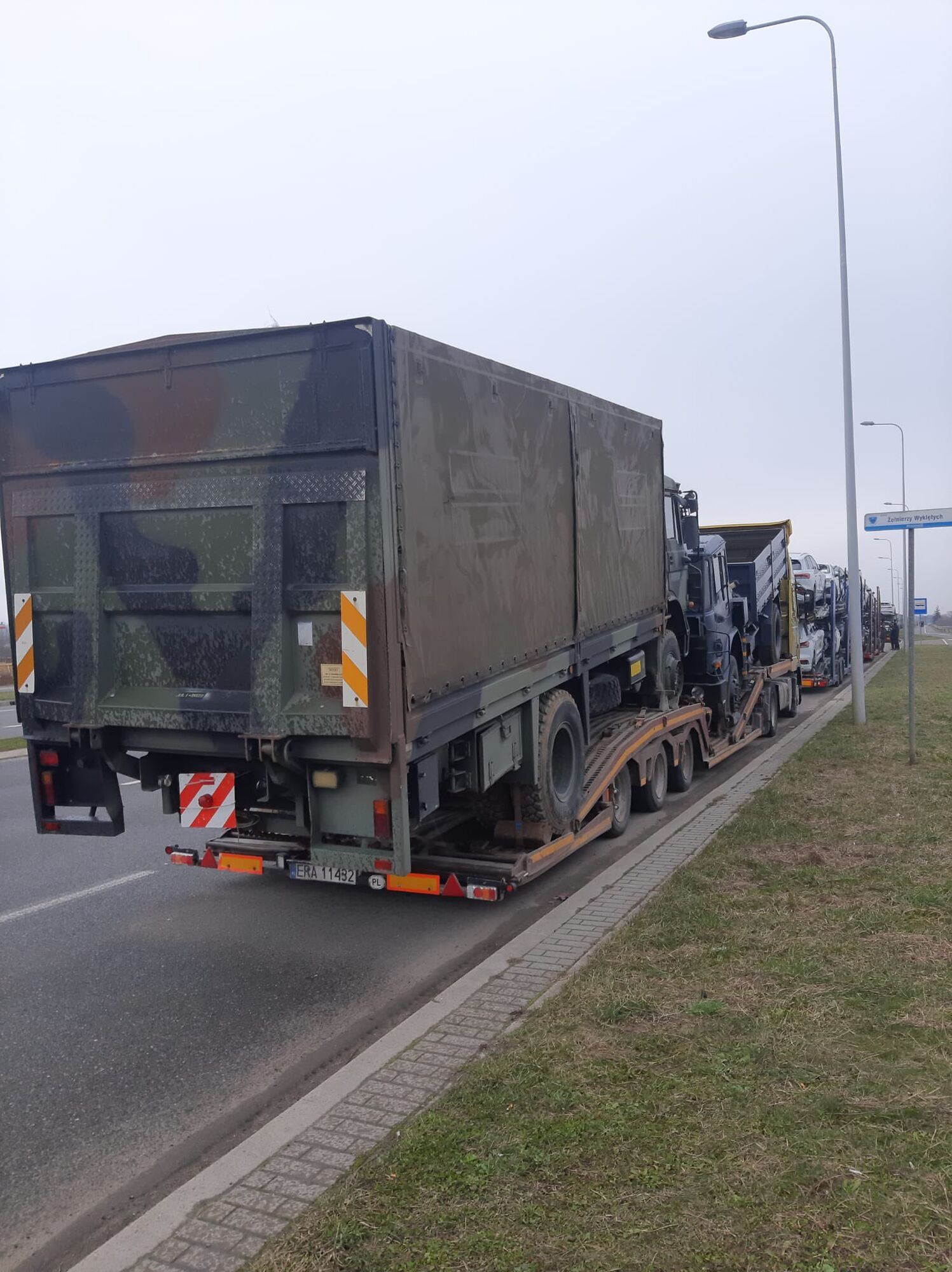 Поляки на границе третьи сутки не пропускают фуры с грузом для ВСУ: перевозчик рассказал подробности. Фото