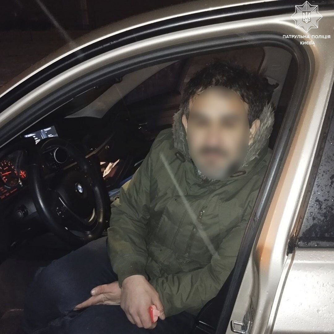 Катались на автомобиле по Киеву с оружием в салоне: полицейские выявили нарушителей комендантского часа. Фото