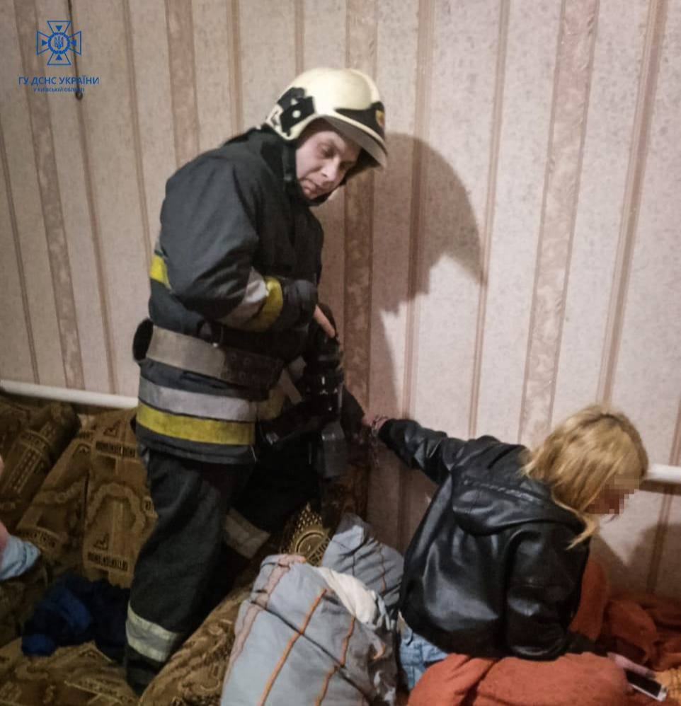 На Киевщине мужчина приковал сожительницу к трубе и ушел из дома: просидела так около 4 часов. Фото и видео