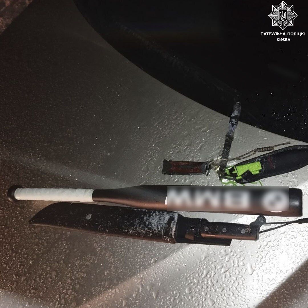Катались на авто по Києву зі зброєю в салоні: поліцейські виявили порушників комендантської години. Фото