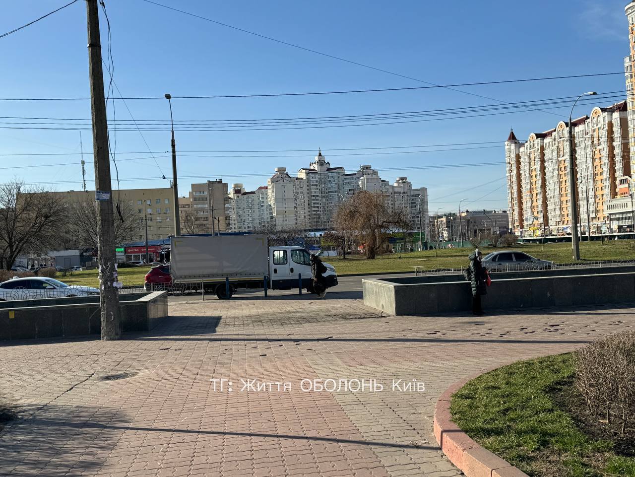 Виглядає свіжіше і вільніше: у Києві на Оболонському проспекті прибрали частину МАФів. Фото