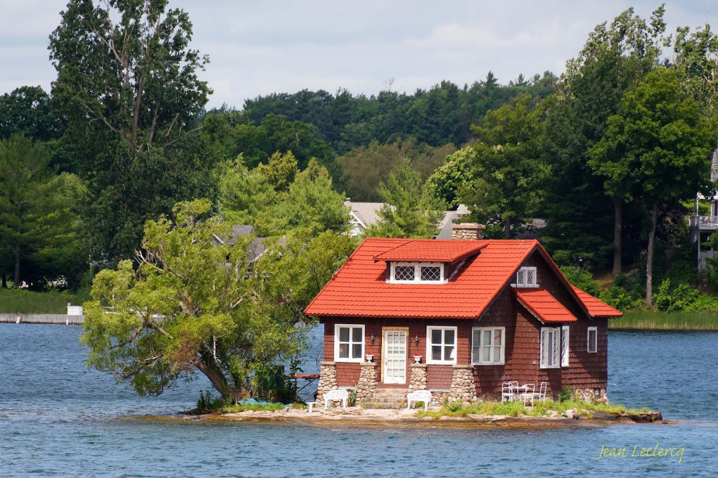 Как выглядит самый маленький населенный остров в мире: там есть дерево, два куста и дом. Фото