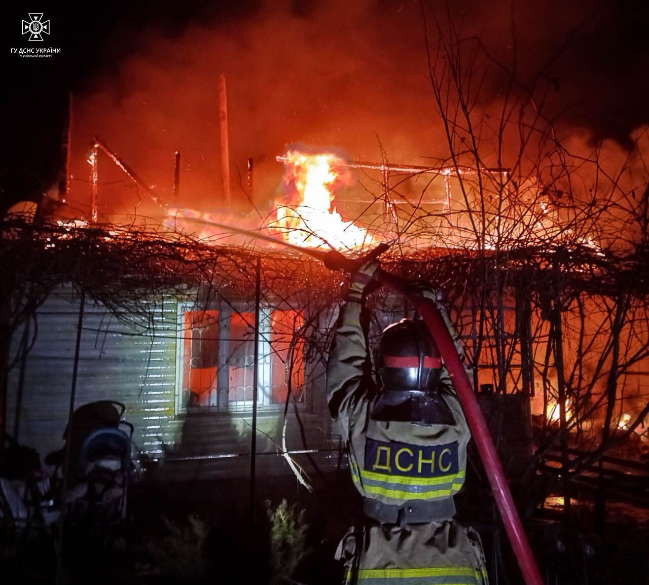 На Київщині ґрати на вікнах ледь не вбили родину під час пожежі: серед врятованих – п’ять дітей. Фото