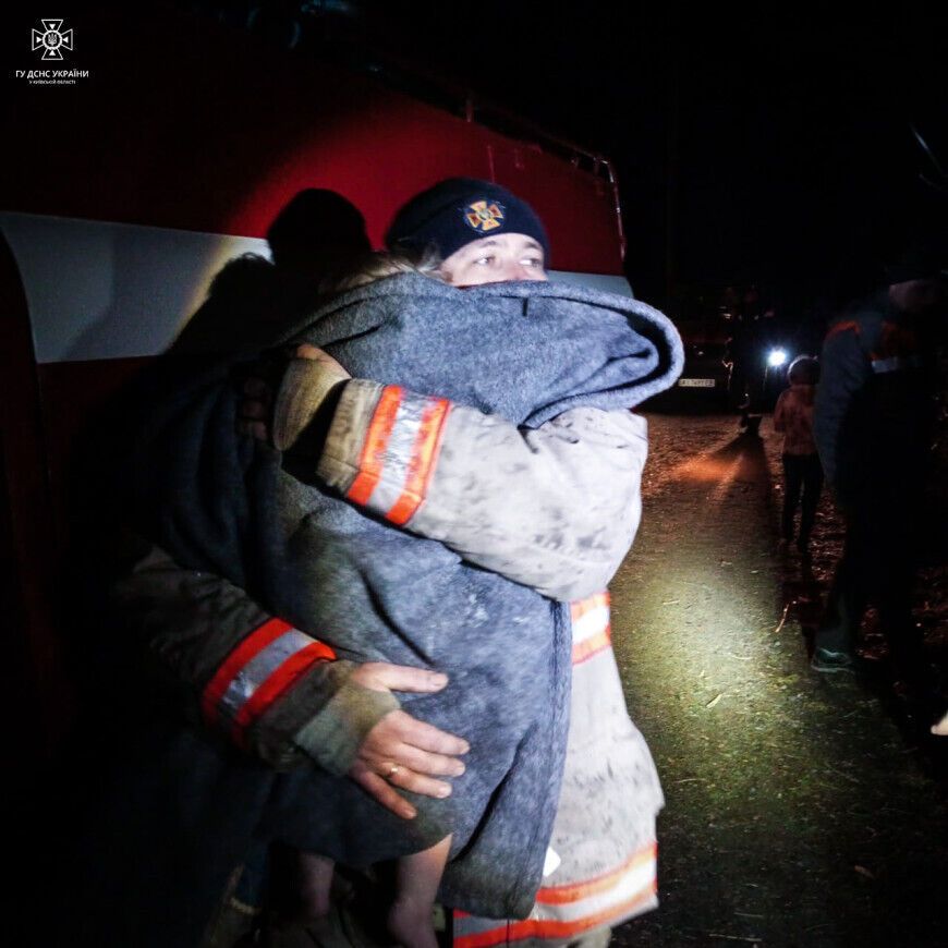 В Киевской области решетки на окнах едва не убили семью во время пожара: среди спасенных – пять детей. Фото
