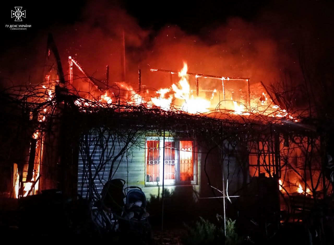На Київщині ґрати на вікнах ледь не вбили родину під час пожежі: серед врятованих – п’ять дітей. Фото