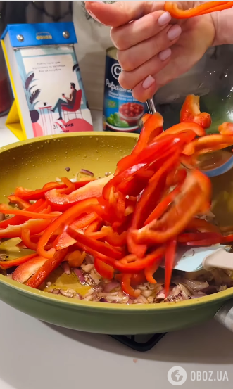 Курячі стегна в томатному соусі з овочами: смачний та корисний обід