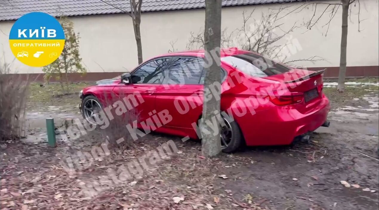В Киеве BMW протаранил Renault: один автомобиль въехал в дерево, а другой – в столб. Видео