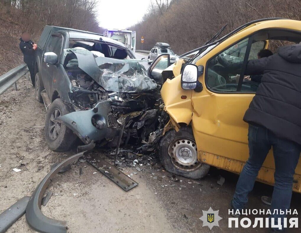 На Львівщині мікроавтобус влетів у легковик: одна людина загинула, вісім постраждали. Фото