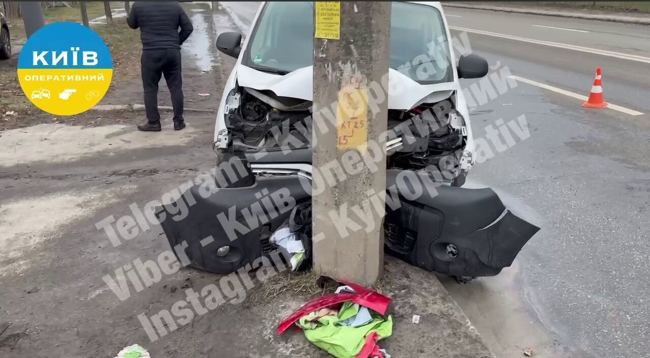 В Киеве BMW протаранил Renault: один автомобиль въехал в дерево, а другой – в столб. Видео