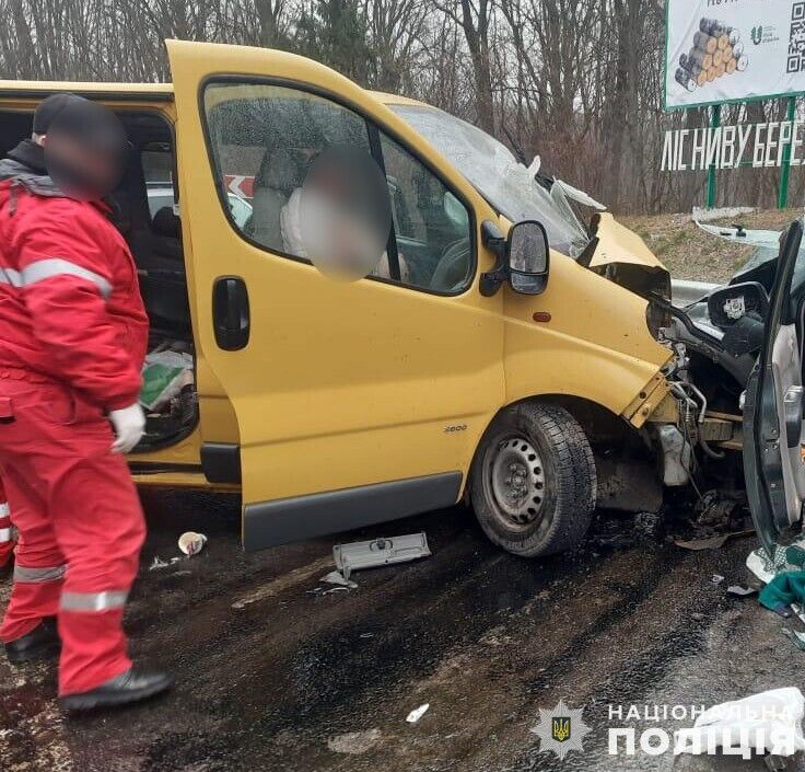 На Львовщине микроавтобус влетел в легковушку: один человек погиб, восемь пострадали. Фото