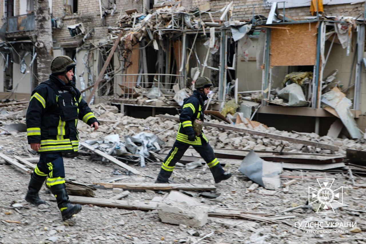 Оккупанты атаковали Херсон из авиации, есть разрушения и раненая. Фото