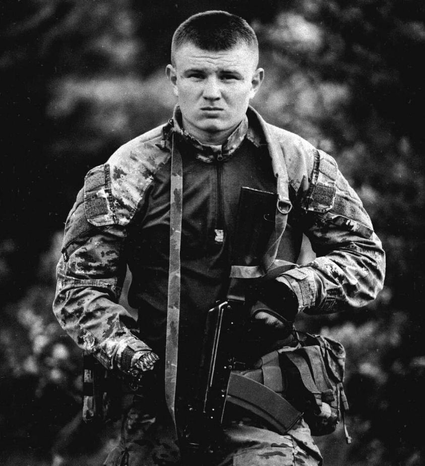 В Луцке на похоронах бойца ВСУ совершили необычный ритуал: 22-летний воин сам просил об этом побратимов. Трогательное видео