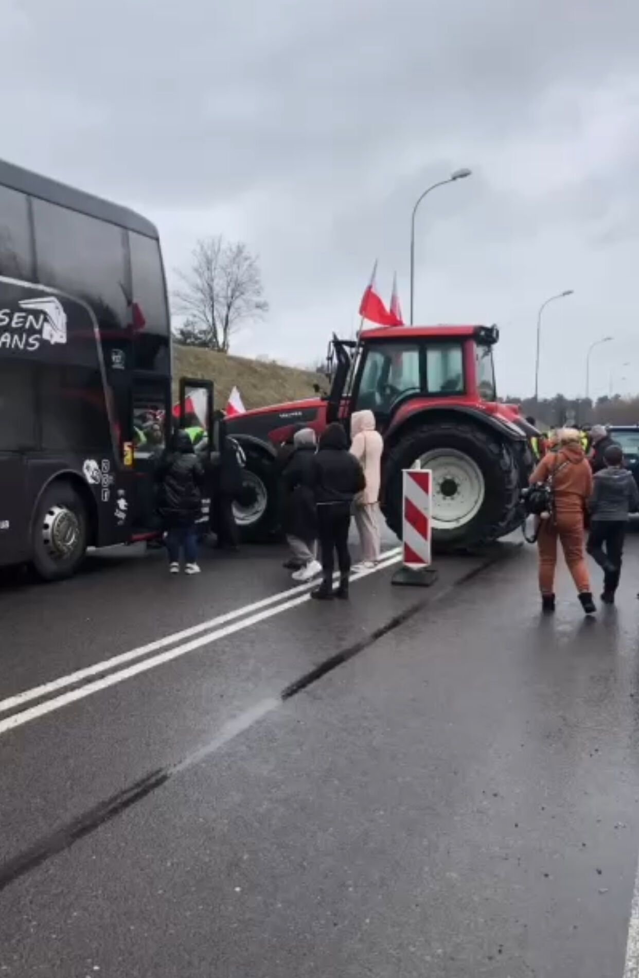 Поляки перекрили дорогу автобусом