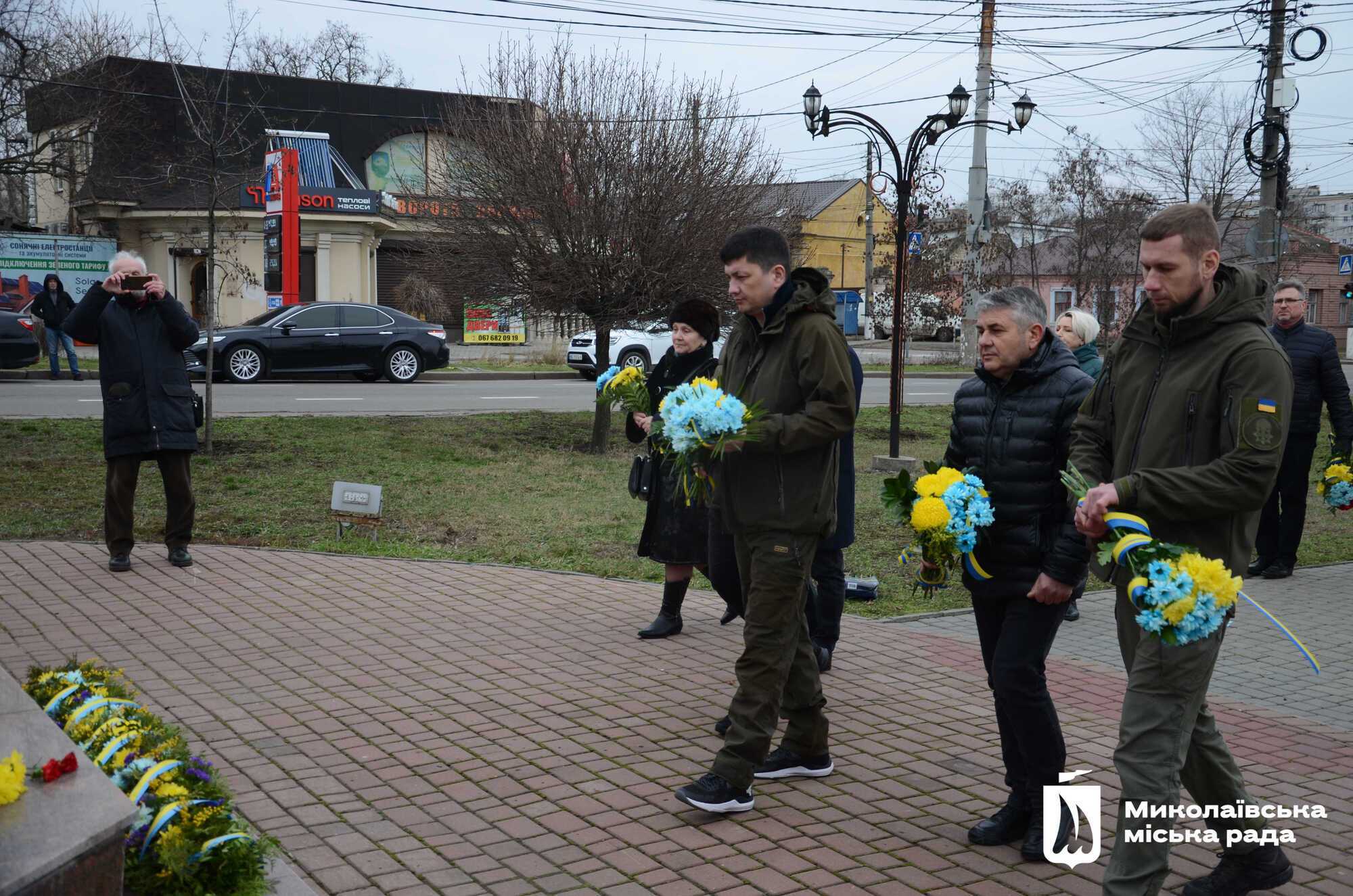 Люди несли лампадки и цветы: в Украине почтили память Героев Небесной Сотни, акции прошли и за границей. Фото