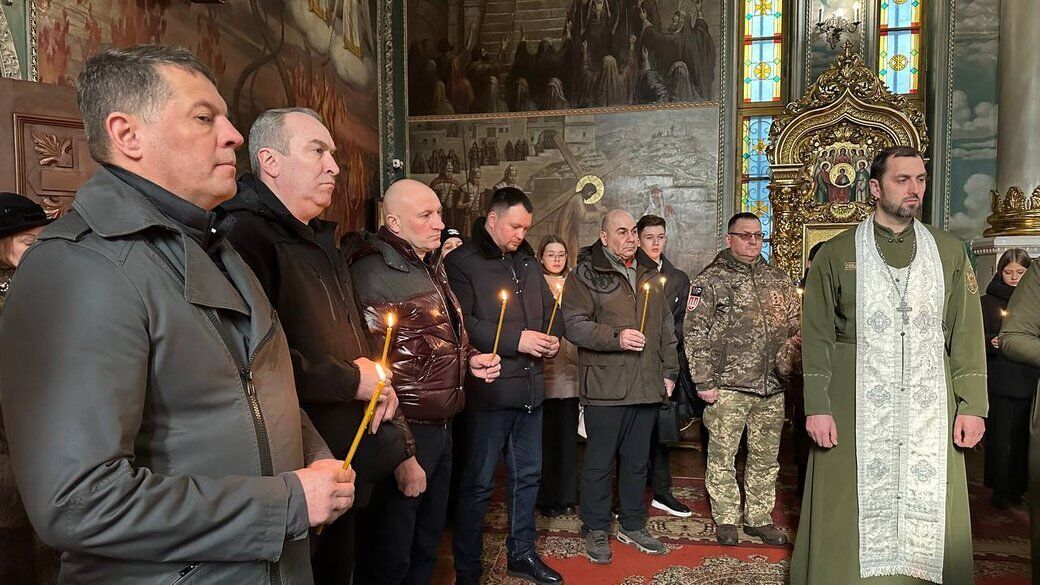 Люди несли лампадки і квіти: в Україні вшанували пам'ять Героїв Небесної Сотні, акції пройшли і за кордоном. Фото 