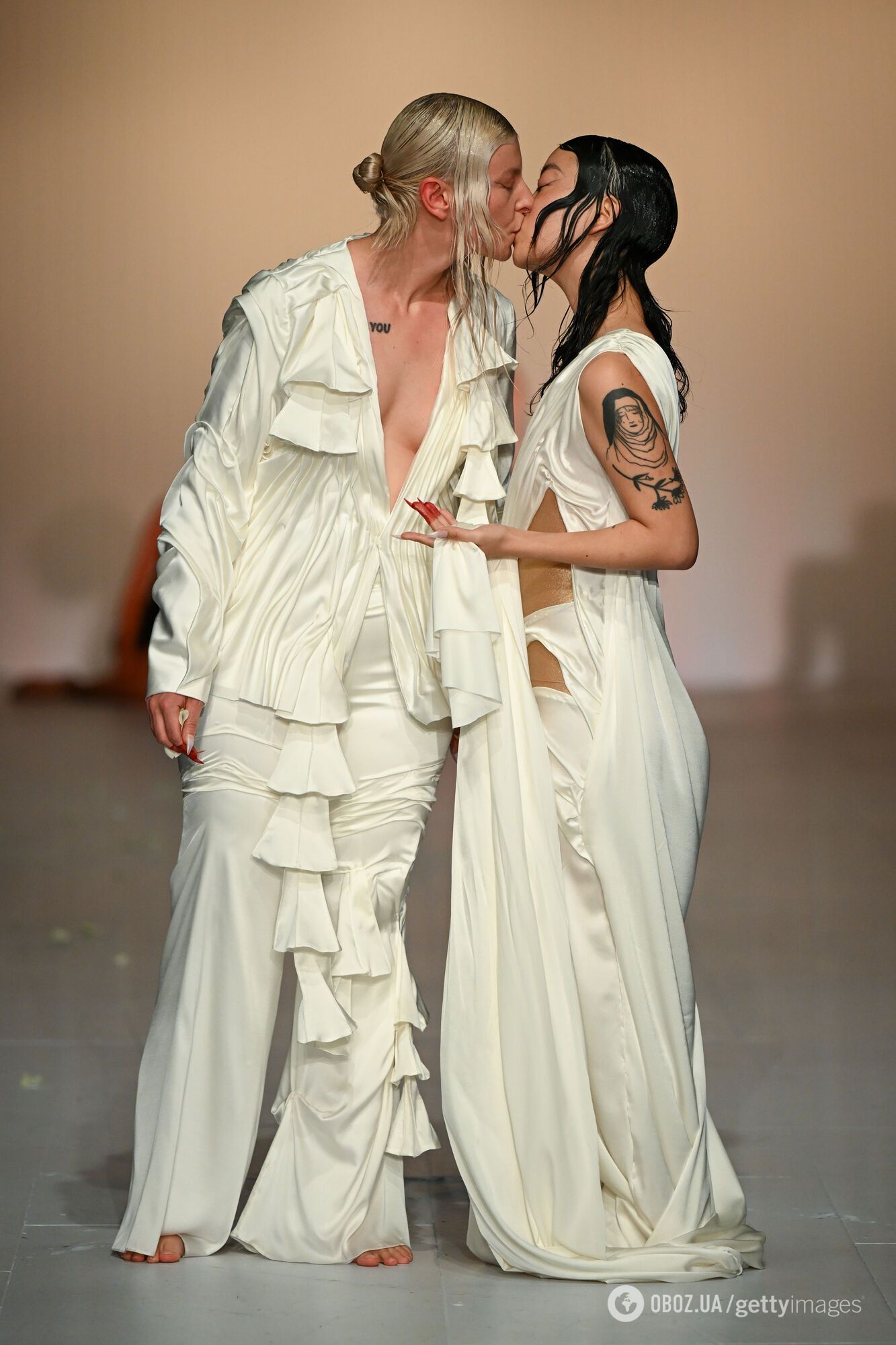 Беременные модели, прозрачные платья на двоих и поцелуи: на Неделе моды в Лондоне устроили причудливое шоу с необычными нарядами