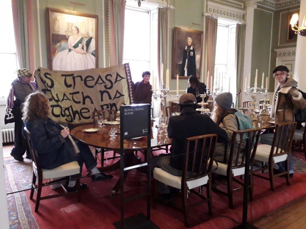 Сіли за королівський стіл і почали їсти: активісти увірвалися до резиденції Чарльза ІІІ та висунули вимоги