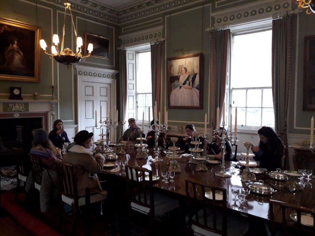 Сіли за королівський стіл і почали їсти: активісти увірвалися до резиденції Чарльза ІІІ та висунули вимоги
