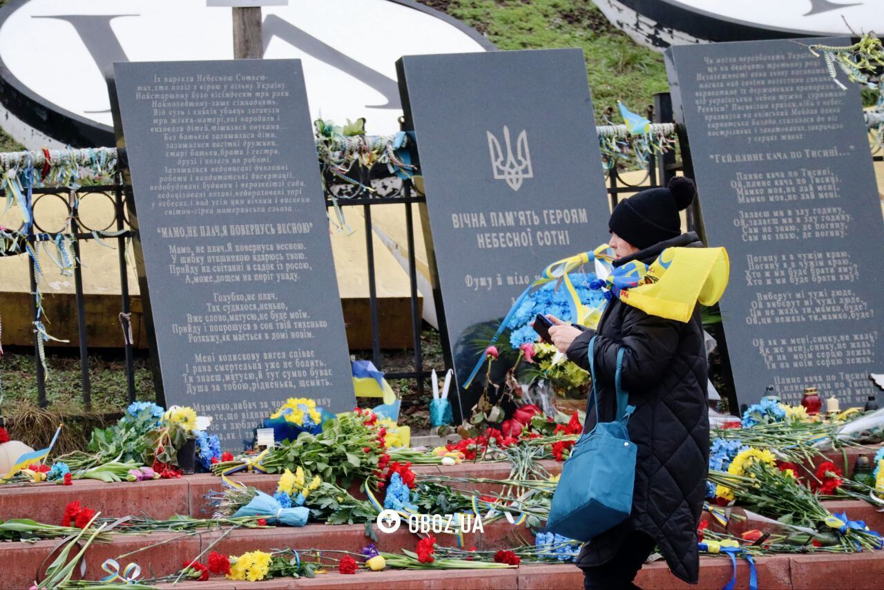 Возлагают цветы и зажигают лампадки: в Киеве почтили память Героев Небесной Сотни. Фото и видео