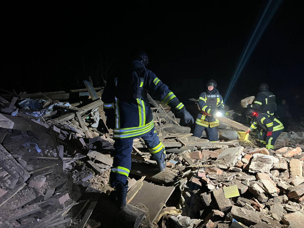 Росіяни скинули КАБи на село на Куп'янщині: зруйновано будинки, є постраждалі. Фото
