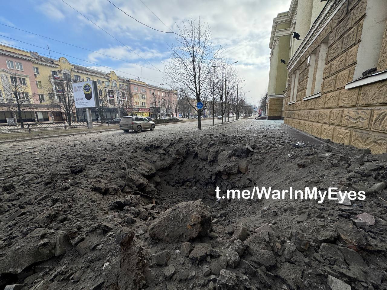 B oкyпoвaнoмy Дoнeцькy пpoгpиміли вибyxи: дим виднієтьcя в paйoні бyдівлі "ypядy" зaгapбників