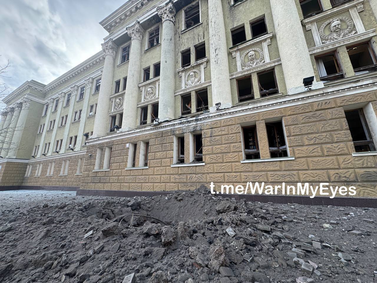 В окупованому Донецьку прогриміли вибухи: дим видніється в районі будівлі "уряду" загарбників