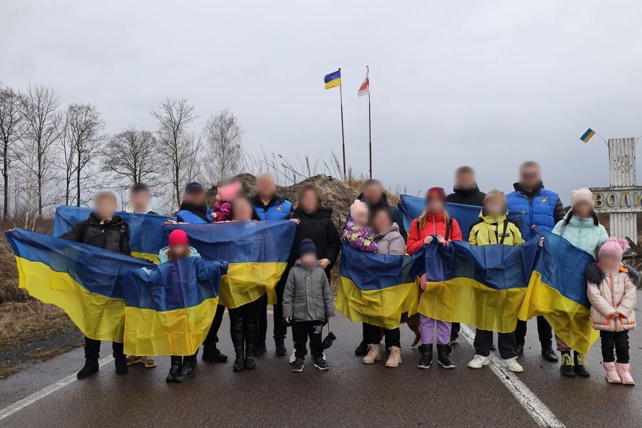 Україна повернула з окупації і території РФ ще одинадцятьох дітей. Фото